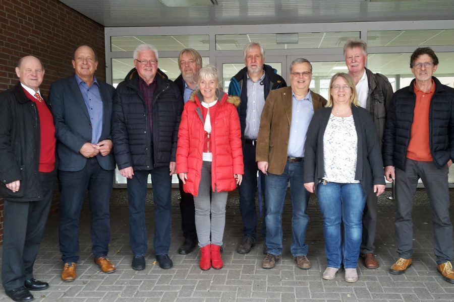 Das Foto zeigt die Kreistagsabgeordneten mit der Schulleitung Frau Saathoff (4.v.r.) und Uwe Brauns (5.v.r)