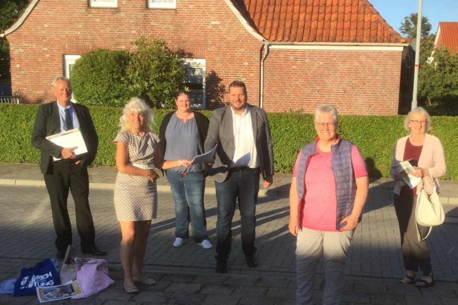 v.l.n.r.: Bettina Fejes (Pflegedienst), Silke Martens (Pflegedienst), SPD Kreisvorsitzender Eike Cornelius, Roswita Mandel, Anja Rible (Pflegedienst), Fraktionsvorsitzender Jens Multhaupt.