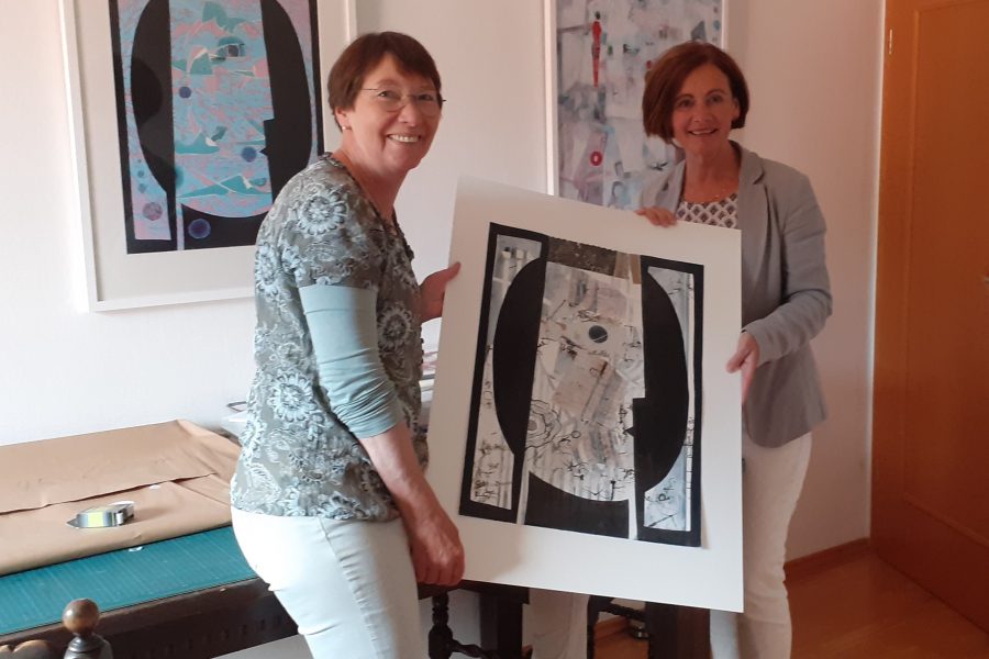 Ida Oelke und Karin Emken bei der Auswahl der Bilder für die Ausstellung