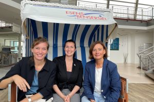 Siemtje Möller, ClaudiaEilts und Karin Emken beim Besuch in Bensersiel