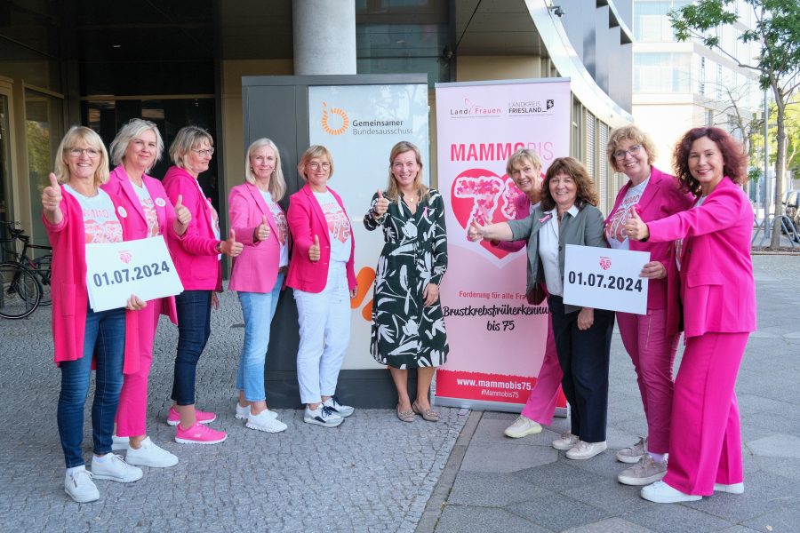 Fotozeile: Siemtje Möller und Martina Stamm-Fibich mit dem Mammo75-Team nach der Entscheidung im Bundesausschuss